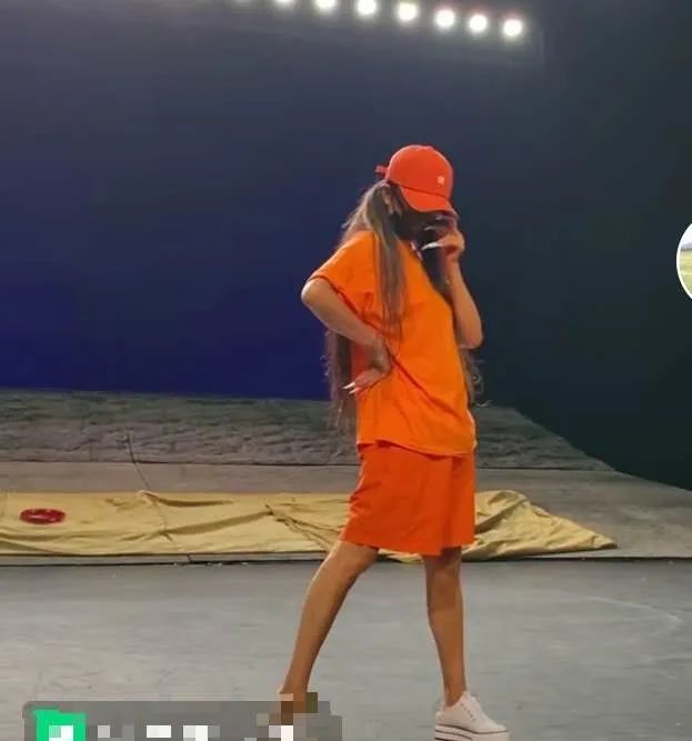 杨丽萍新照只剩骨架，瘦如竹竿皮肤糙，不穿民