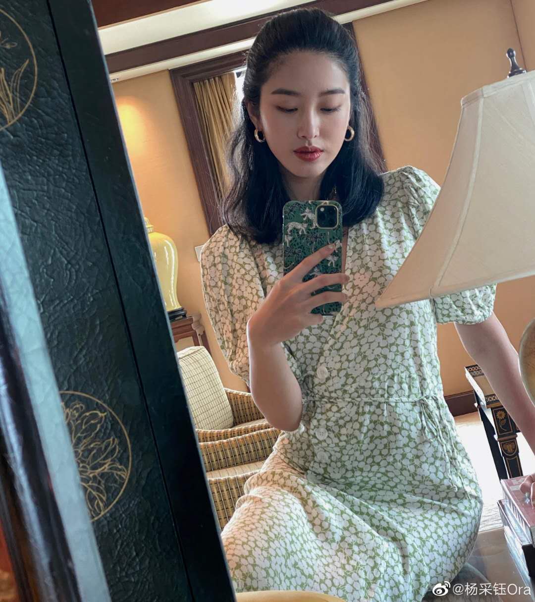 跟着明星学穿搭 | 法式复古派女士杨采钰