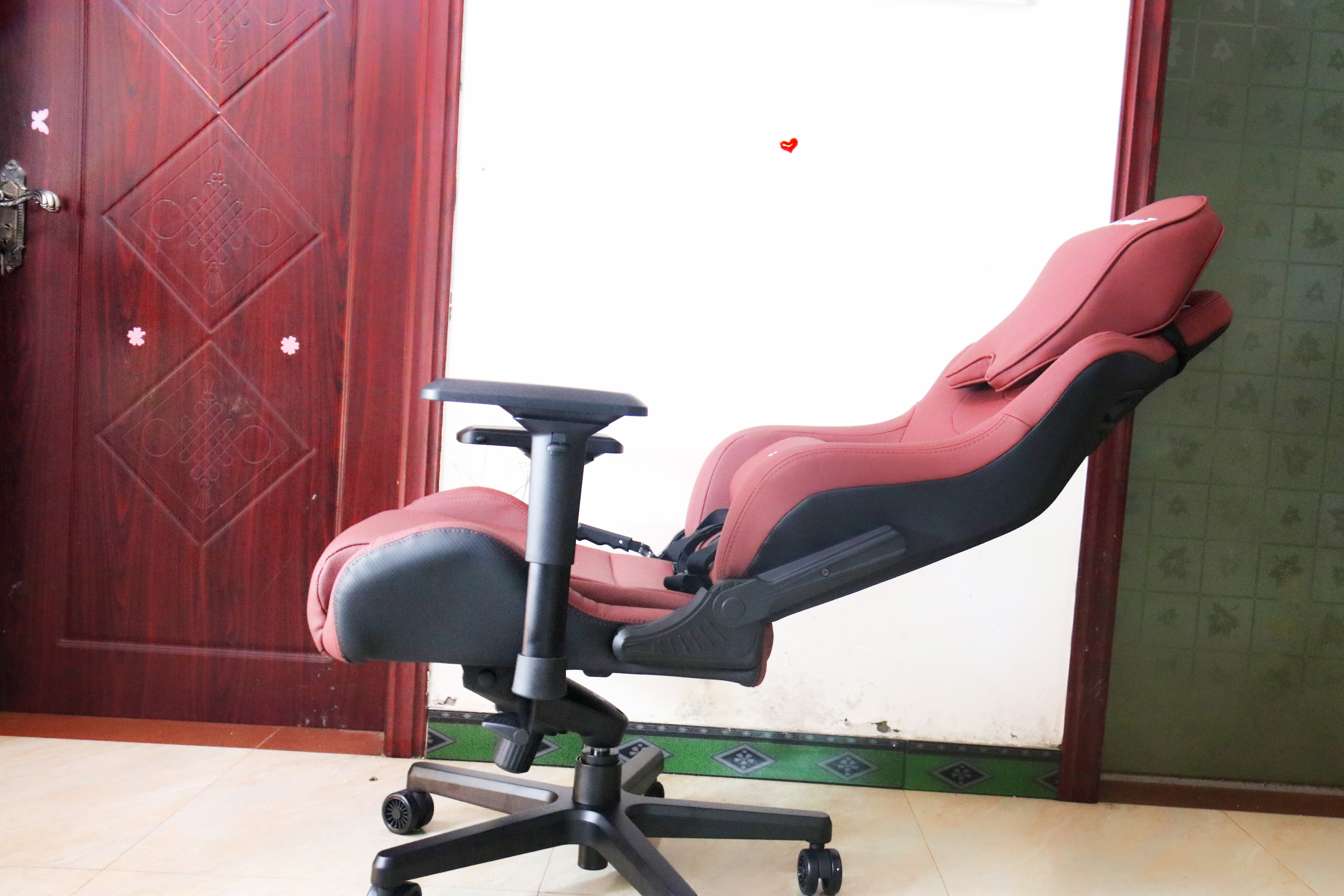 玩的不仅是游戏，午间小憩也适合：安德斯特赤焰王座电竞椅实测