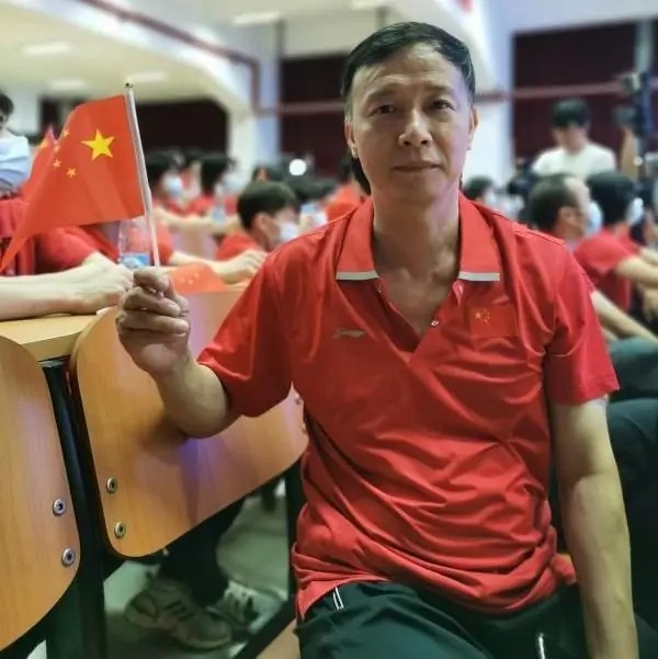 全红婵再获新荣誉！奖章、证书、奖金之后，她为3位老师谋福利