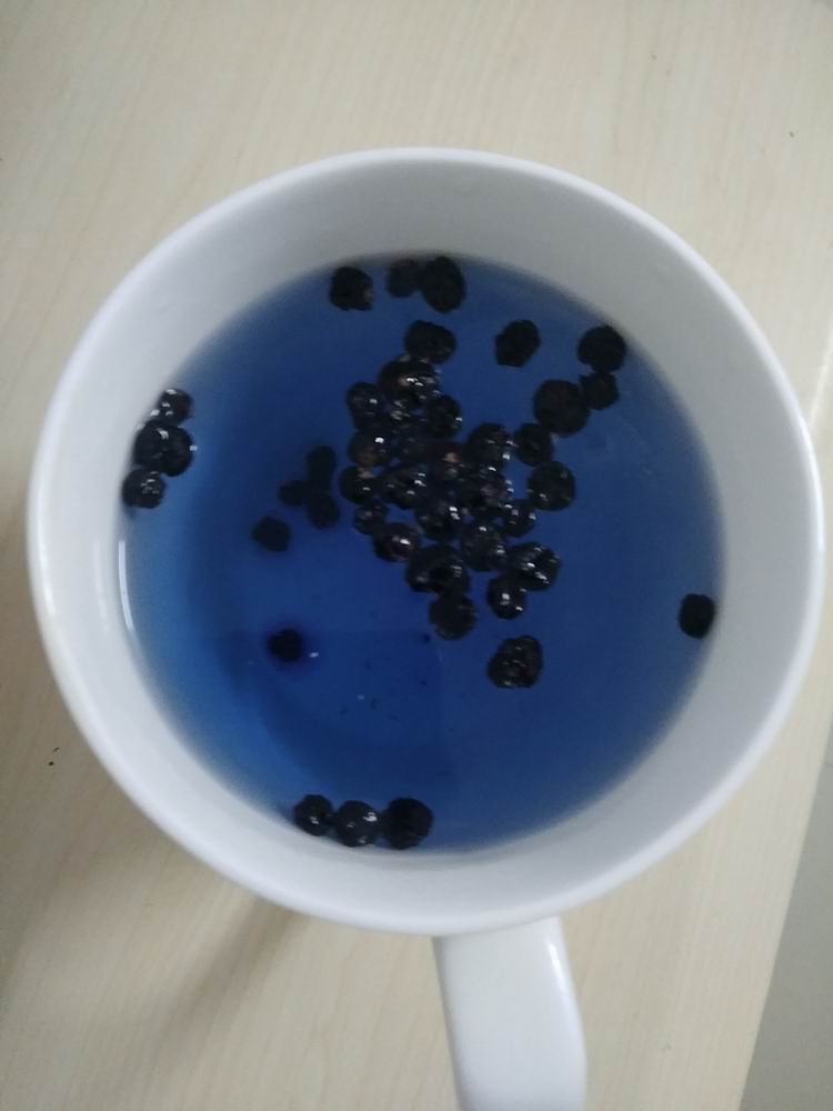 黑枸杞泡水是什么颜色?到底是蓝色好还是紫色好?