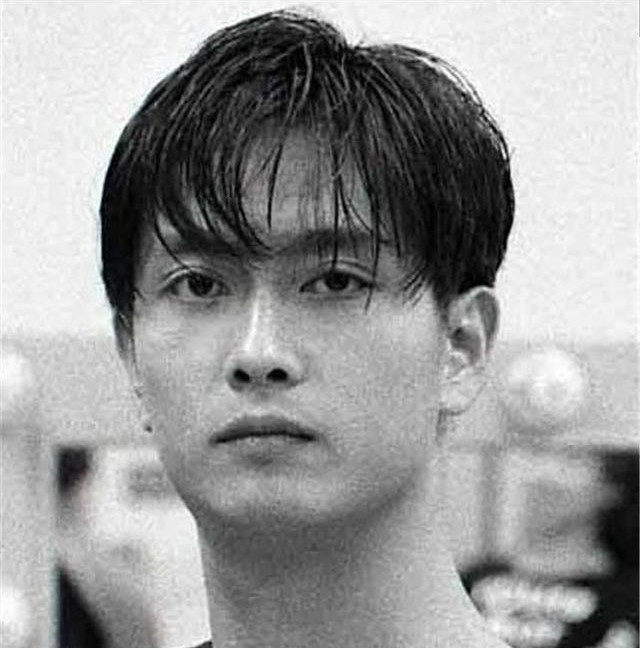 曾打败张国荣获得影帝，为救一女孩而毁容，如