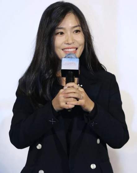 张艺谋大女儿气质不俗，与外籍老公一起走红毯，穿印花裙美得大方