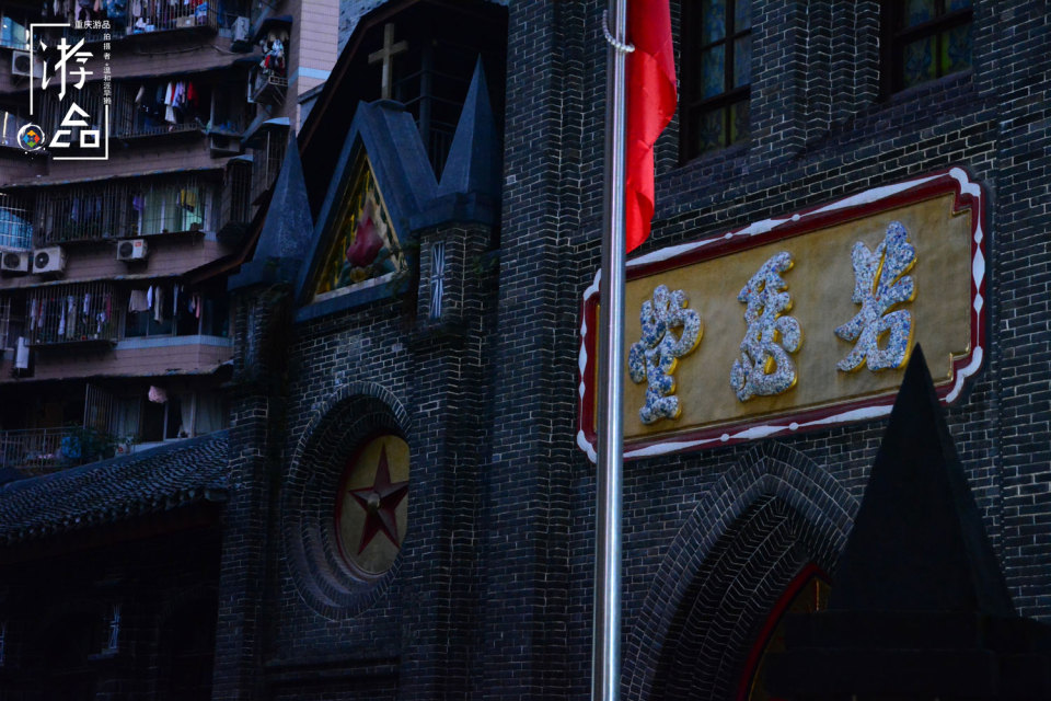 重庆七星岗观景台，紫色的江面，火红的大楼与巍峨的教堂