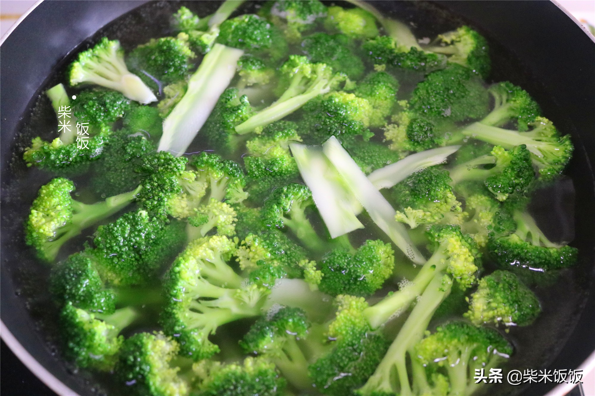 西兰花好不好吃？试试这做法，只用4种调味料，脆嫩爽口吃不够