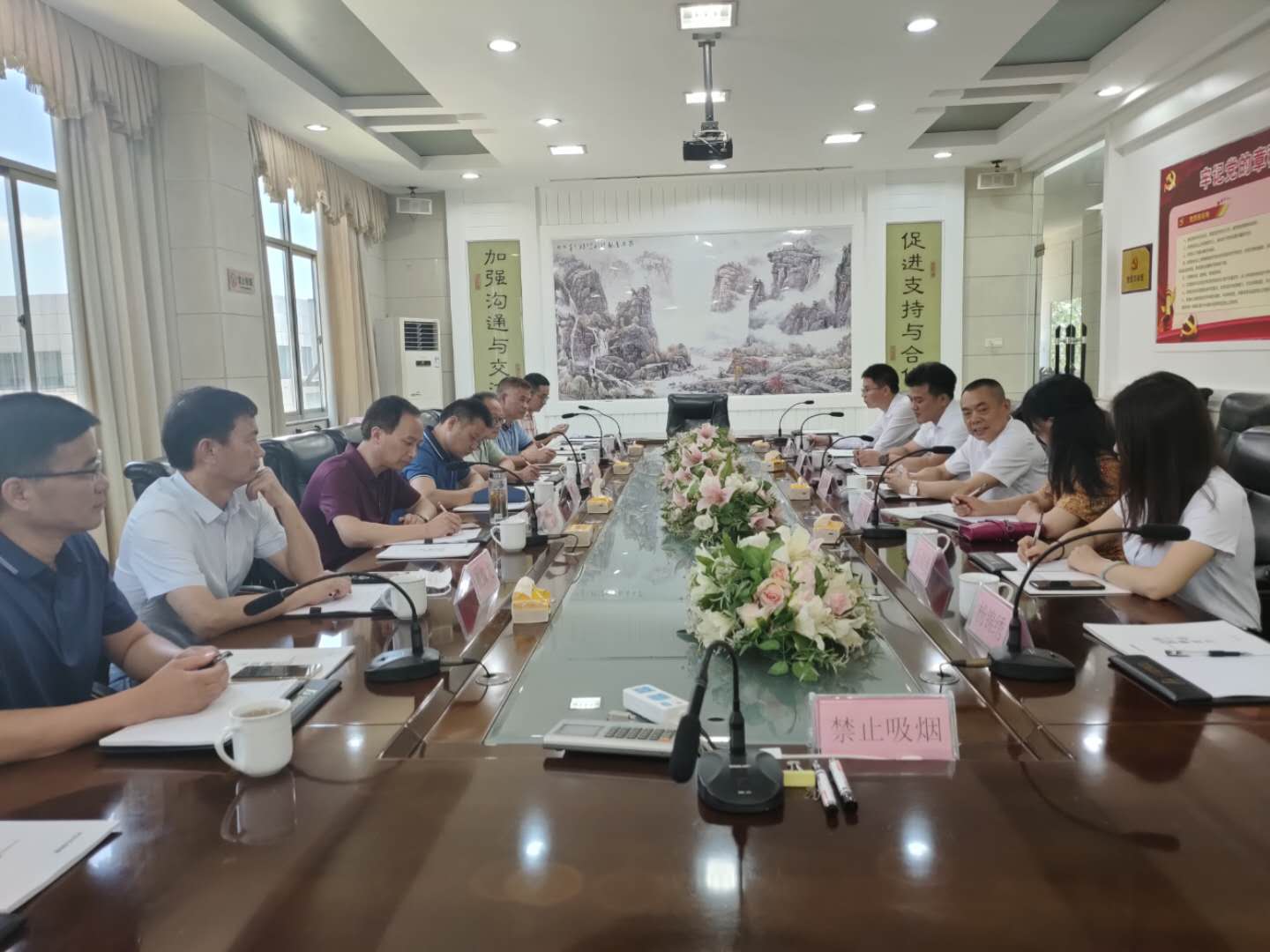 宣都会招商相助效劳中心主任施汉民一行莅临南宫NG28集团调研考察