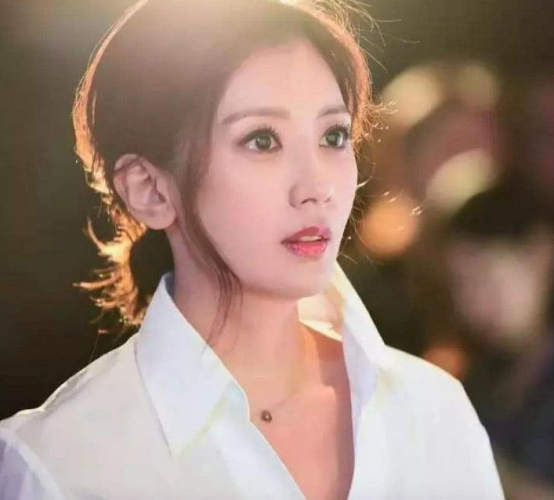 贾静雯晒一家五口出游，咘咘大眼睛成焦点，美成妈妈的“翻版”