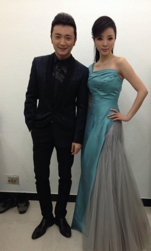 “央视花旦”李思思：嫁大学同学，3年生2子，婚