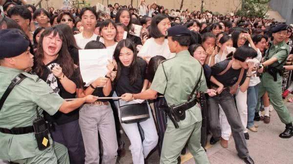 黄家驹的不羁情史，为梦想与初恋分手，前女友大闹灵堂后至今未嫁