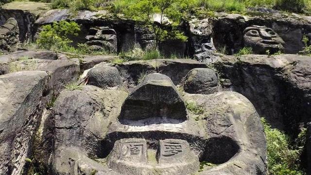 重庆丰都“最大鬼”，高138米，宽217米，嘴宽2