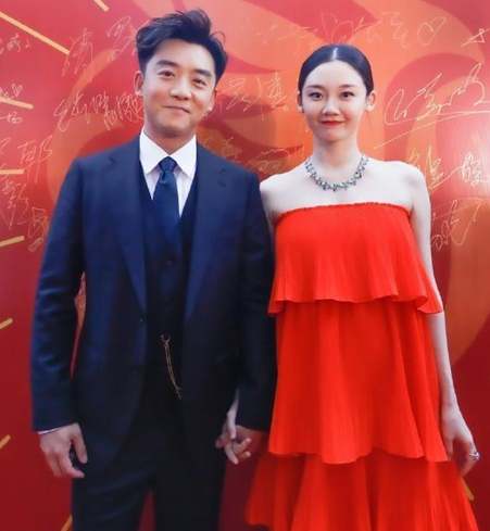 郑恺为女儿办百日宴，苗苗打扮得低调简朴，郑