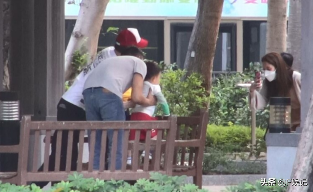 鄭嘉穎夫婦帶大兒子遊玩散步兒子趴在池邊玩水陳凱琳緊張地扶著