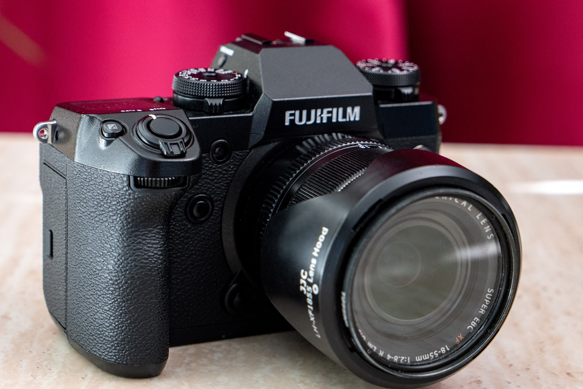 Fujifilm X-T3与Fujifilm X-H1：哪种微单相机才合适您？