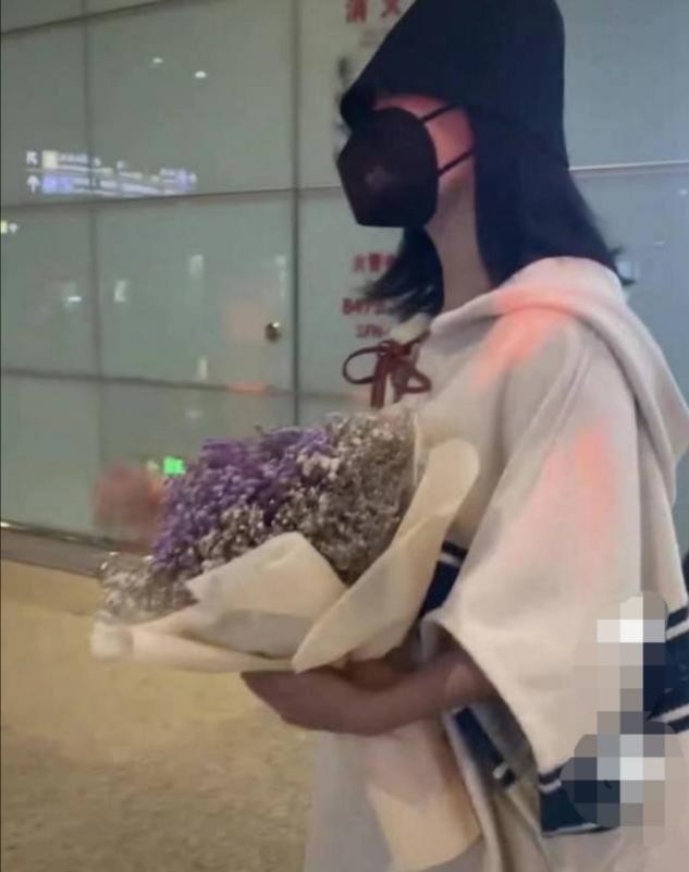 40岁谢娜疑生完二胎？衣着宽松难掩纤细身材，将和赵丽颖录节目