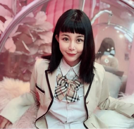 十年过去了，当年那个说“宁坐宝马车里哭”的