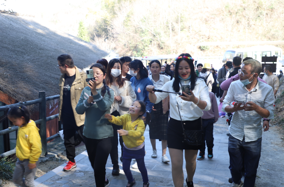 春天已至，人氣旺！金寨百名主播走進龍津溪地助推旅游熱潮