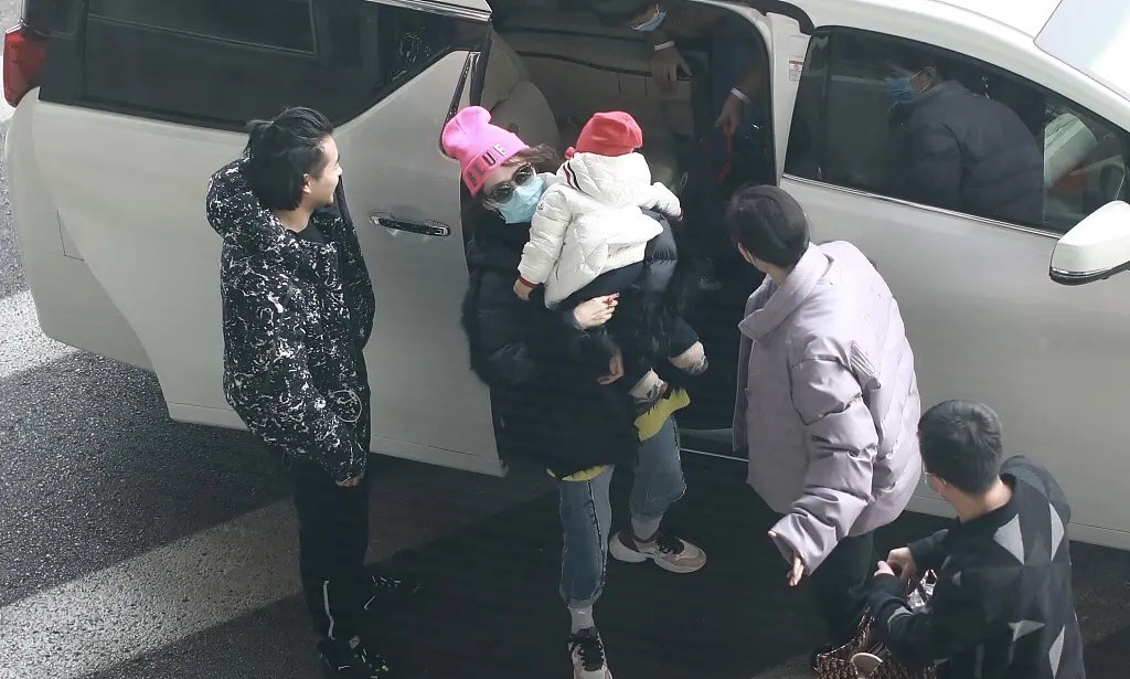 章子怡抱胖儿子下车被累垮！戴粉帽子好少女，