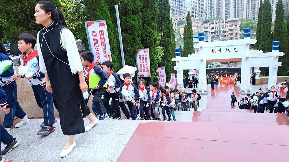 追寻先烈足迹 弘扬革命精神——南充市大北街小学开展清明祭扫活动