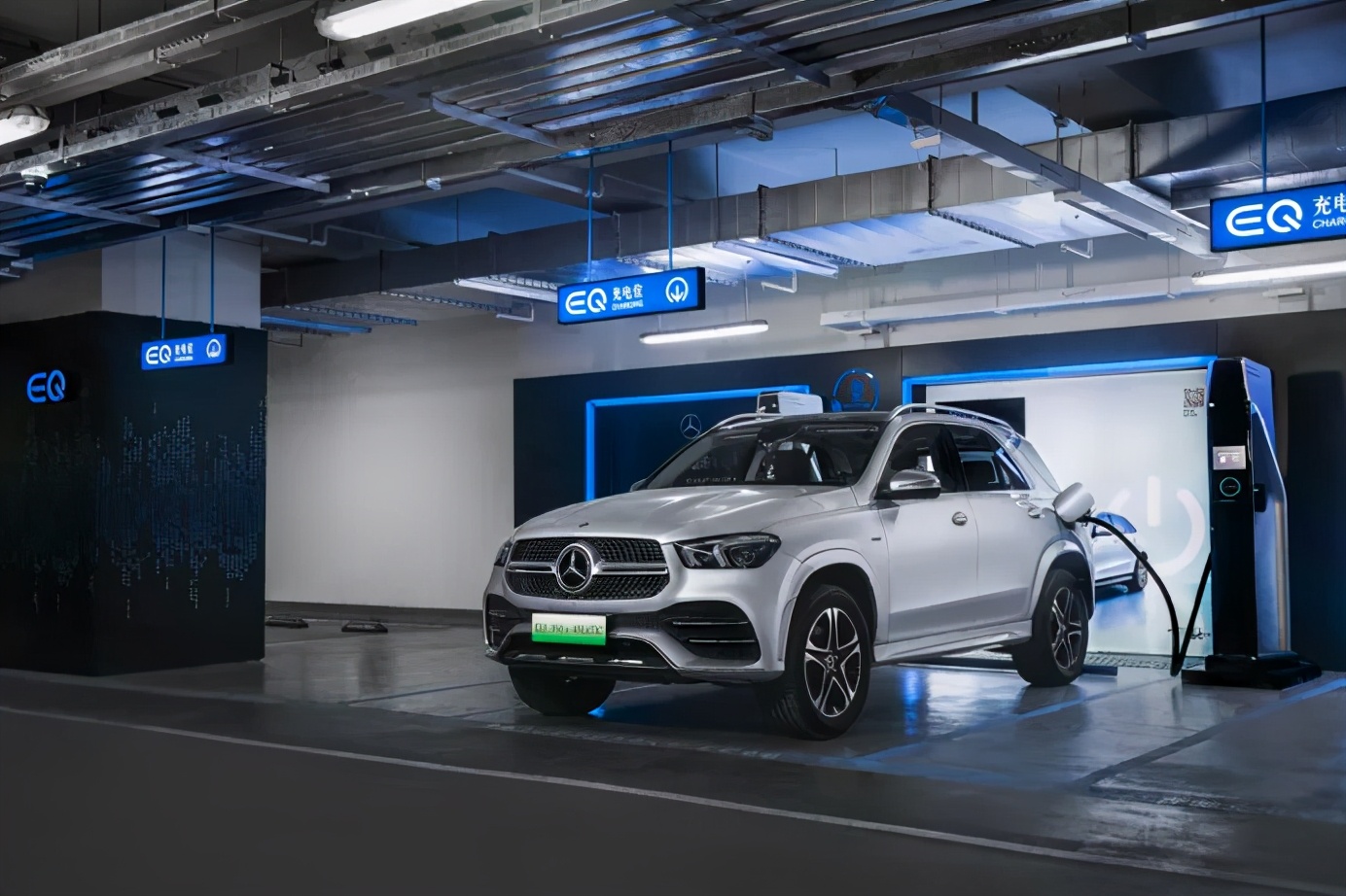 土豪们的新欢,奔驰eqs大屏宽1.41米,让造车新势力汗颜