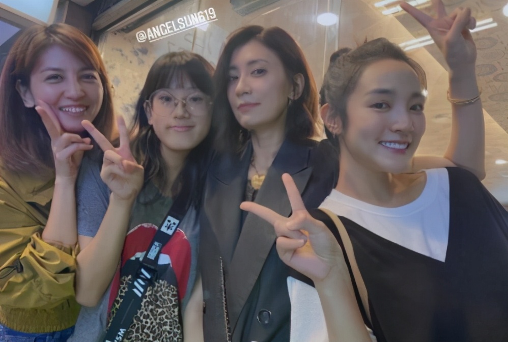 15歲梧桐妹要出道？ 和媽媽賈靜雯組女團，母女倆長得完全不一樣