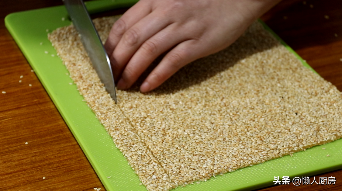 往糯米糊內倒入芝麻，用手壓一壓，就是小時候常吃的美食，有彈性