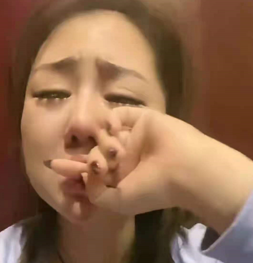 800万粉网红被控家暴，妻子晒多张照片肋骨被打断，孩子跪地求饶