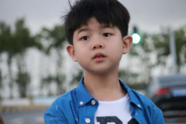 胡可曬兩兒子近照，兄弟倆皮膚對比鮮明，安吉身材向爸爸沙溢看齊