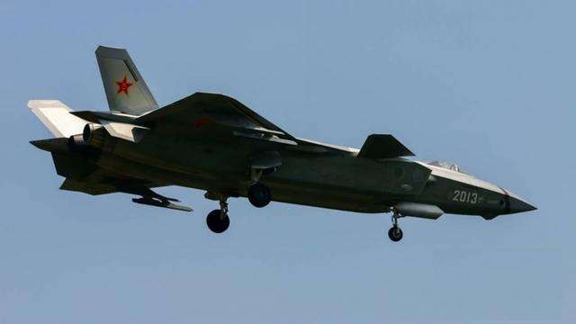 歼20可以打火箭弹了？双联非隐身挂架曝光，开启