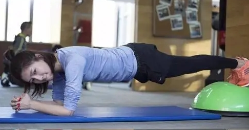 江疏影120斤上热搜，大长腿、天鹅颈太优雅，网