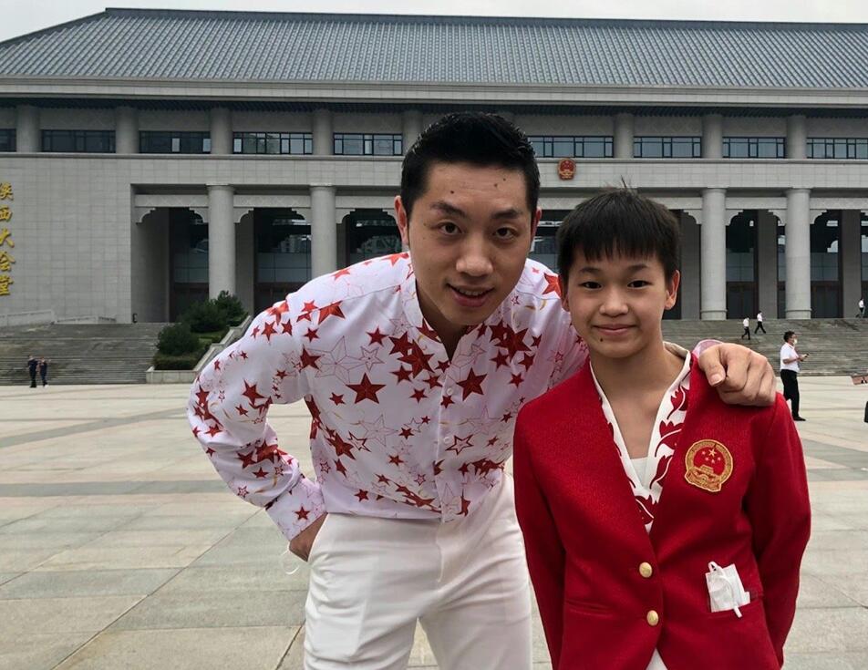 现场比心！全红婵亮相开幕式又成焦点，可爱值拉满人气直追朱婷