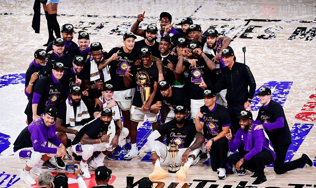 NBA第一个“00后”总冠军！队友喝香槟，他只能喝橙汁