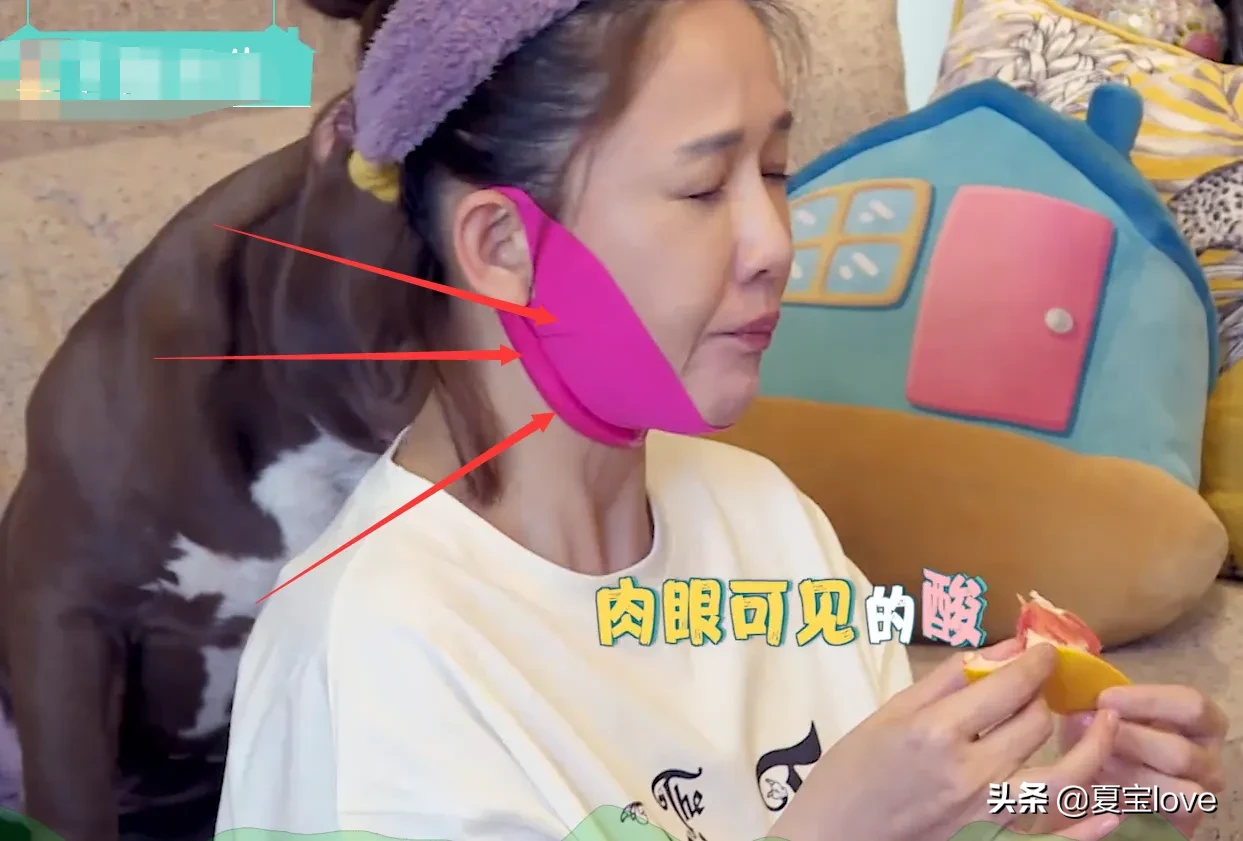 陈乔恩敷“V脸面膜”，当和男友视频通话时摘下