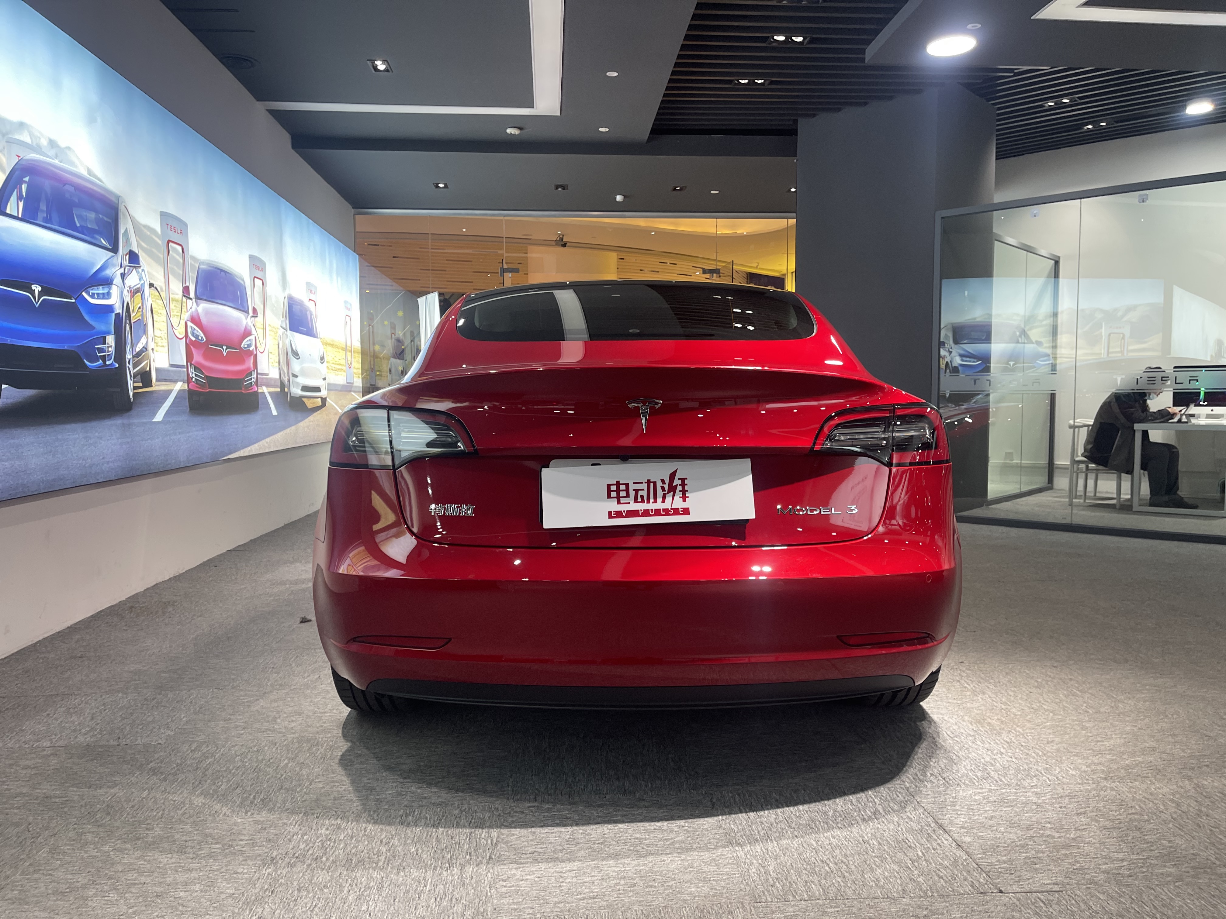 售价24.99万起，性价比进一步提升，新款MODEL 3实拍