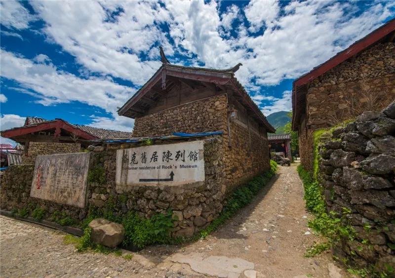 The village of Lijiang is full of stones. The American botanist has lived here for 27 years and is unmarried all his life.