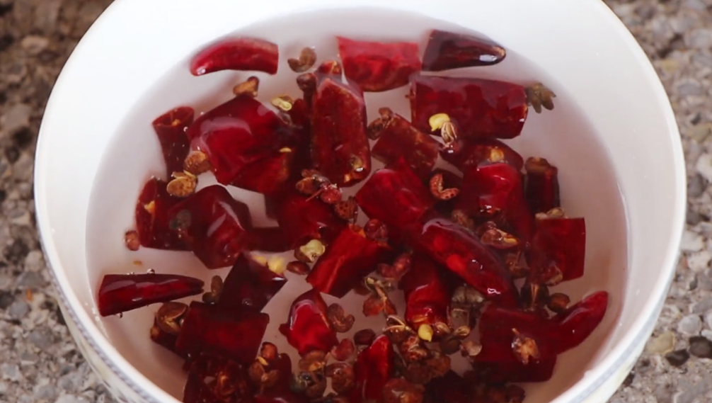 干煸肥肠真的太好吃，详细做法教给你，外焦香里嫩，没有一点腥味