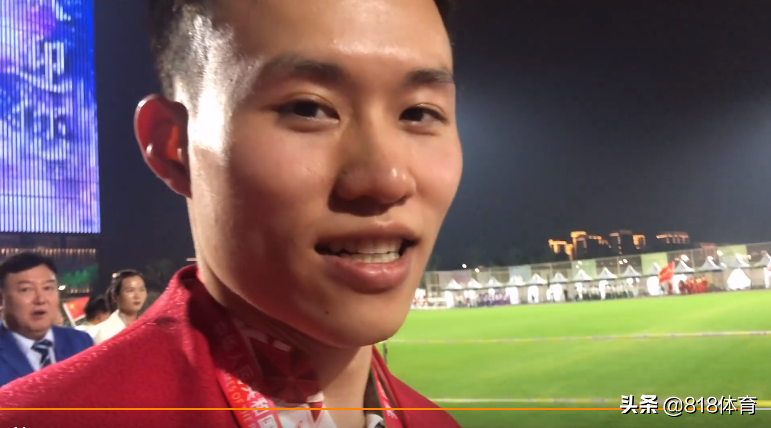 可爱!全红婵开幕式怼脸拍谢思埸,谢哥模仿何教练黑脸质问:为什么?