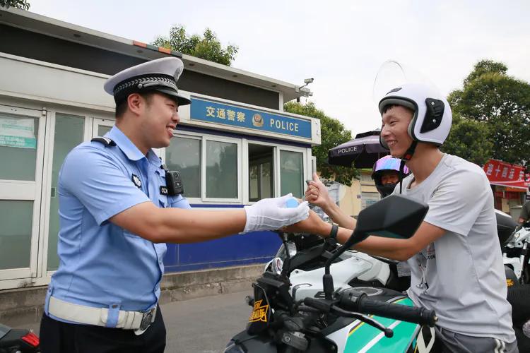 遵守交通法规 赠送一片清凉