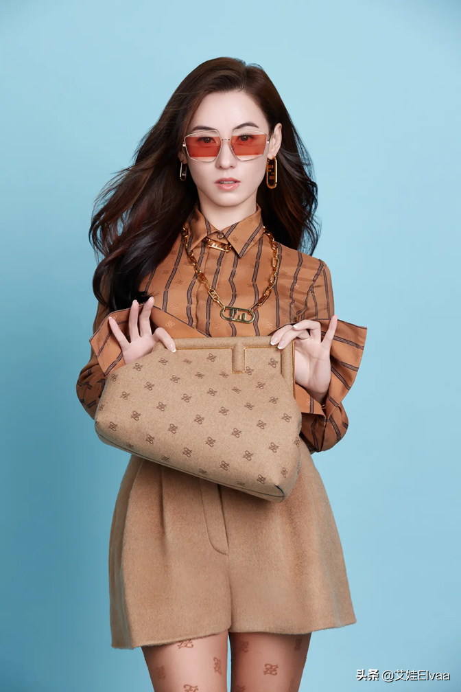 张柏芝生完娃后罕见高调，穿露脐装配肉色丝袜，戴大金链彻底放开