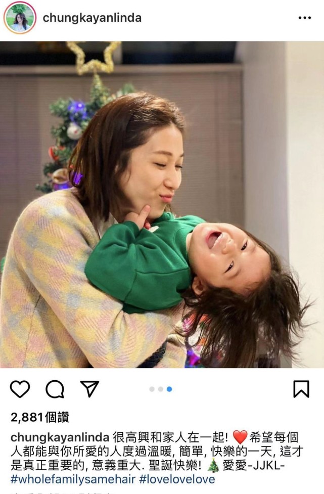 钟嘉欣罕有晒全家福，大13岁丈夫换新发型，夫妻俩终于不像父女