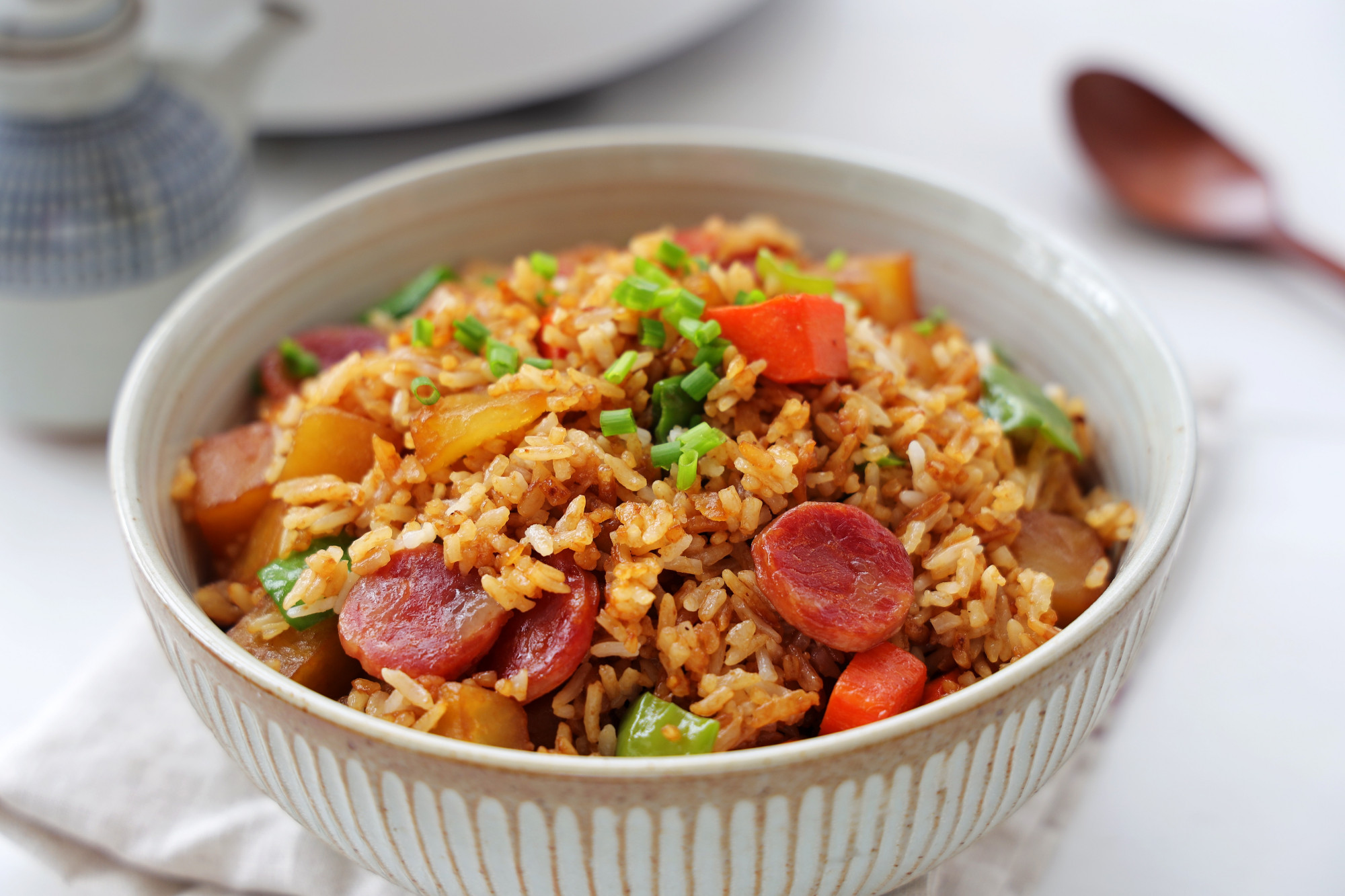 天氣降溫，懶人燜飯做起來，飯菜一鍋出，省時省力，家人超愛吃