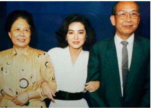 成龙有俩同父异母的哥哥在安徽，而林青霞的亲