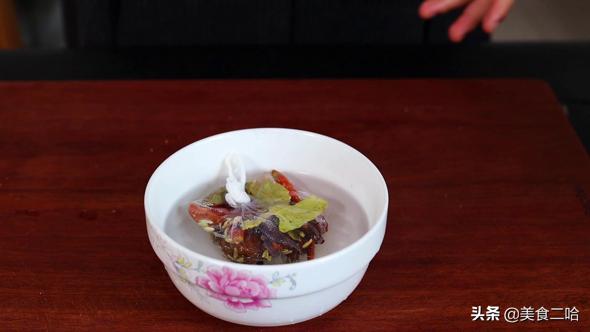 手抓餅也能做肉夾饃，滷肉爽滑軟爛，燒餅香脆掉渣，完美的味道