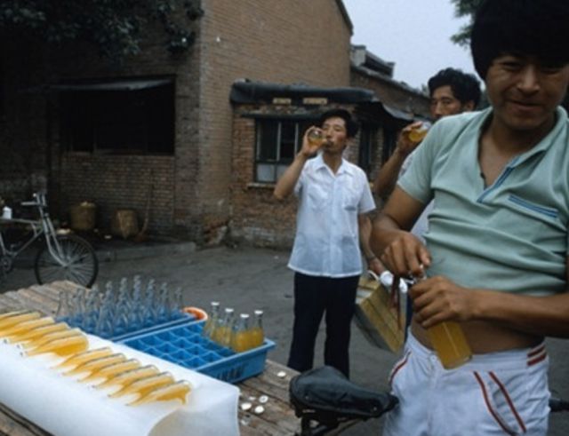 1983年中國珍貴曆史老照片，矜持的男女關係，拉風的警察叔叔