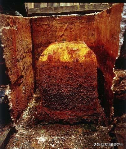 尘封千年宝物终面世，杭州雷峰塔地宫发掘现场，图7是出土宝函