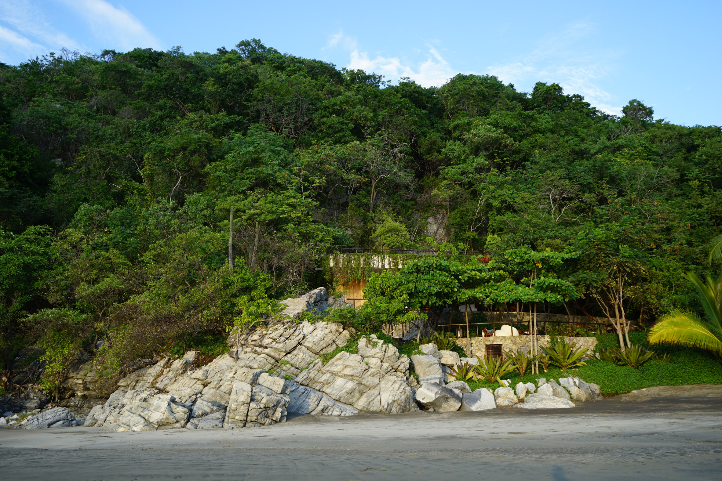 嵌在海滩峭壁上的度假小屋，天然礁石作泳池俯瞰太平洋