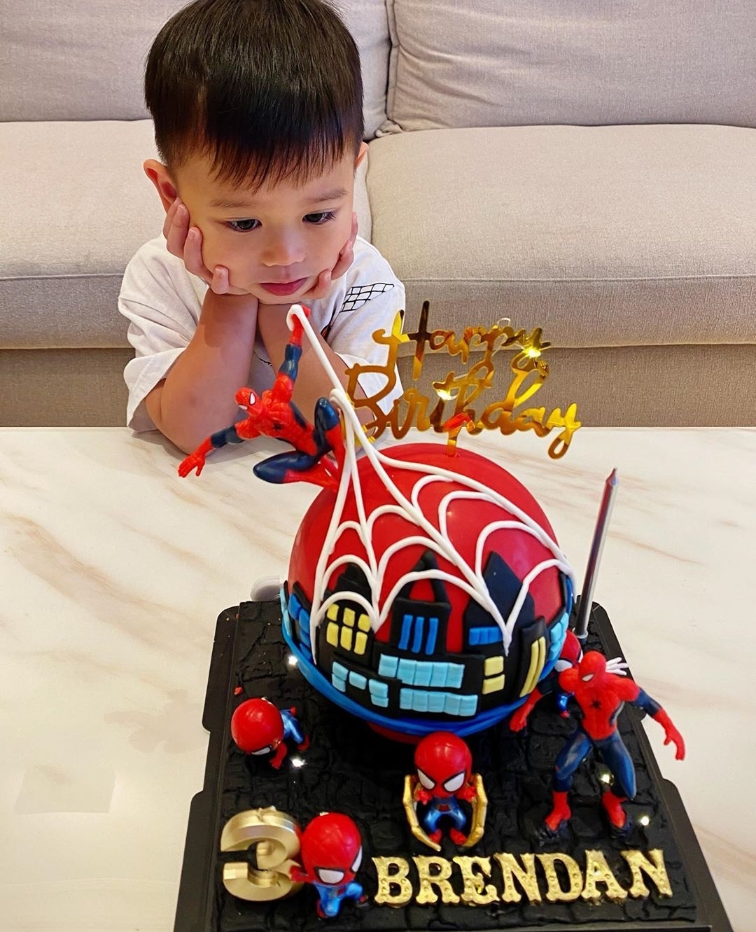 胡杏儿儿子3岁生日，与妈妈远程视频庆生，奕霆职业假笑模样超萌