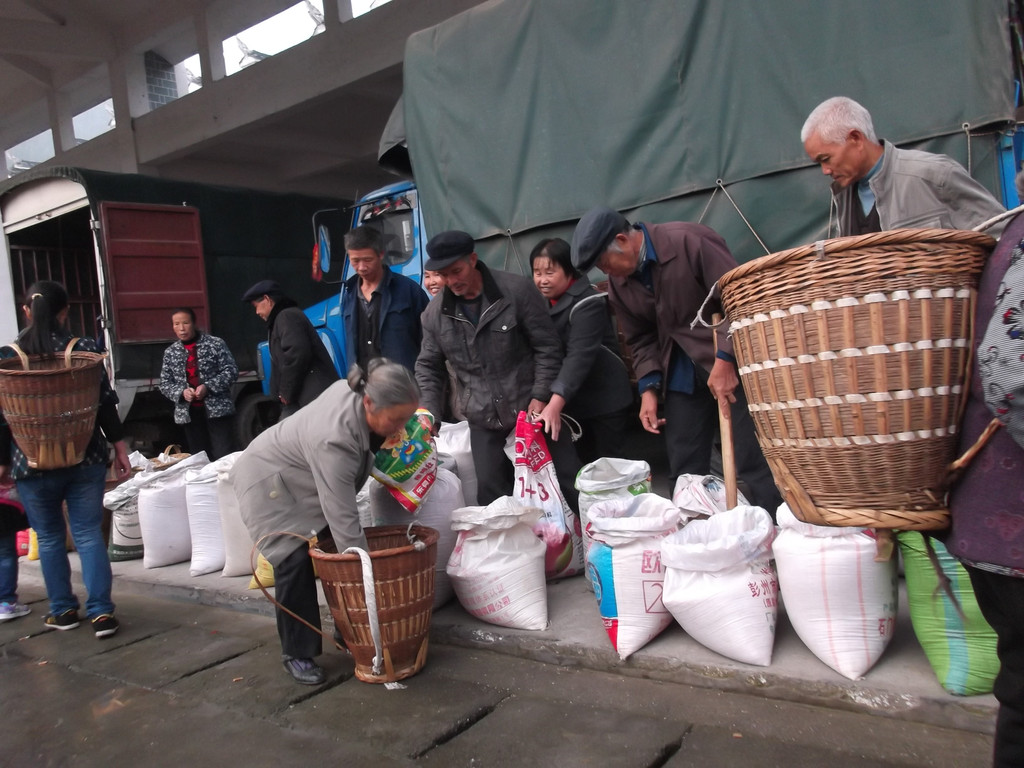 小说《卖米》中催人泪下的情节,就是张培祥担着米