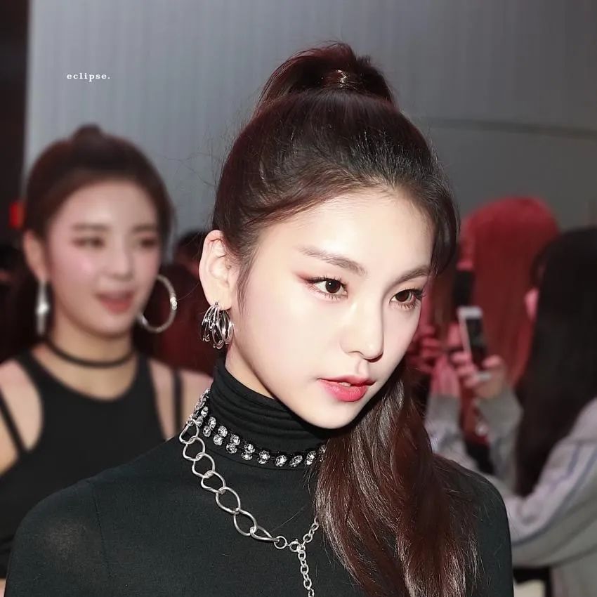 别再“披头散发”了！这4款冬季发型才够美够撩