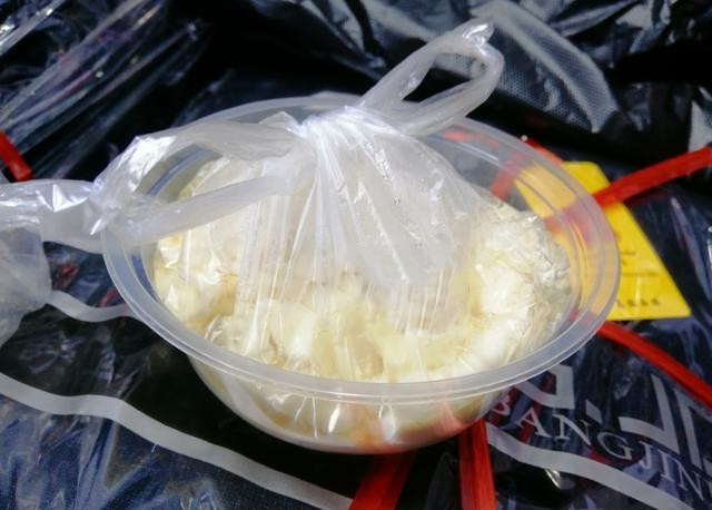 吃早餐时，街边摊把塑料套在碗上热汤直接装，难道真的没毒吗？