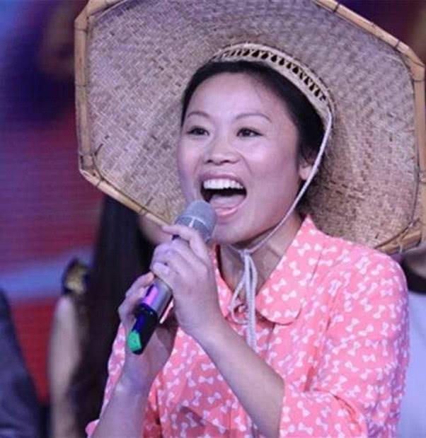 从《星光大道》出道的草帽姐，为何沦落路边卖